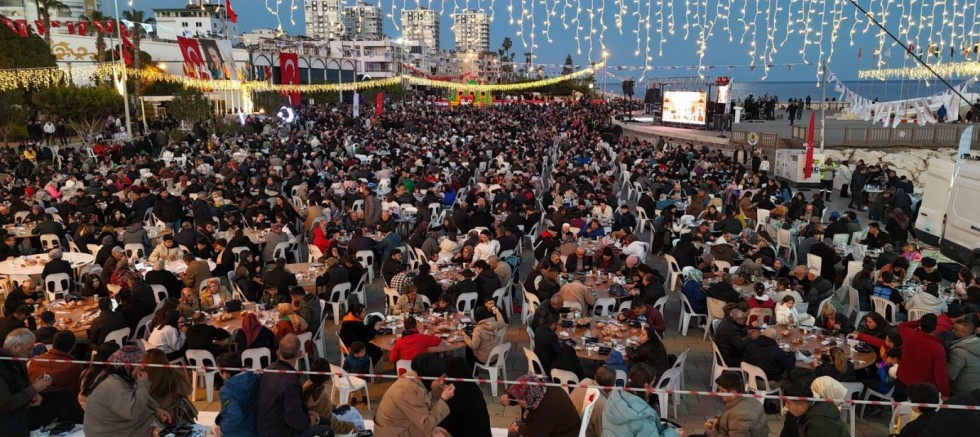 10 Bin Kişi Deniz Kenarında İftarda Buluştu