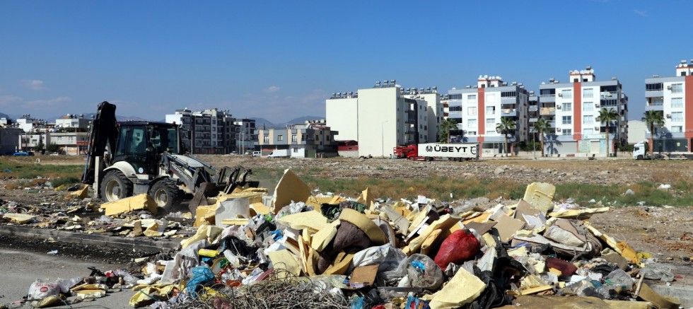 AKDENİZ BELEDİYESİ EKİPLERİ YİNE AYNI YERDEN TONLARCA ÇÖP, ATIK, MOLOZ VE HURDA TOPLADI