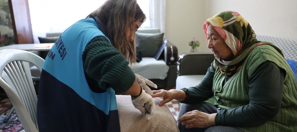 AKDENİZ BELEDİYESİ’NDEN 2025’TE 500 HANEYE “EVDE TEMİZLİK VE KİŞİSEL BAKIM” DESTEĞİ