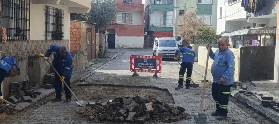 Akdeniz Belediyesinden İlçe Genelinde Yol ve Kaldırım Çalışmaları Devam Ediyor