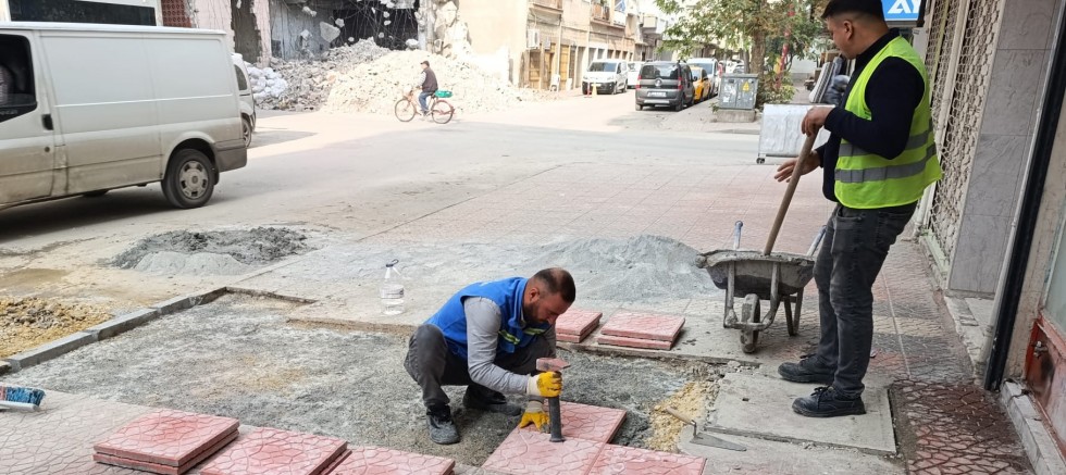 AKDENİZ’DE SOKAK YENİLEME ÇALIŞMALARI DEVAM EDİYOR