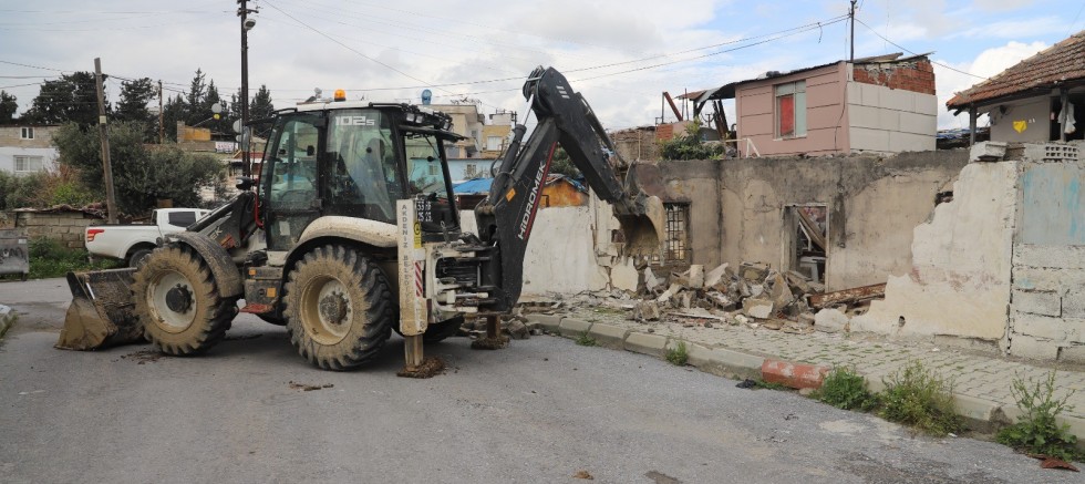 Akdenizde Mithatpaşa Mahallesindeki Metruk Bina Belediye Ekiplerince Yıkıldı