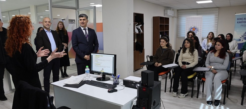 Başkan V. Şener, Seyahat ve Konaklama Hizmetleri Kursiyerlerini Ziyaret Etti