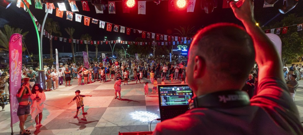 Büyükşehir’in Sanatçıları Yayladan Sahile Mersin’in Her Yerinde