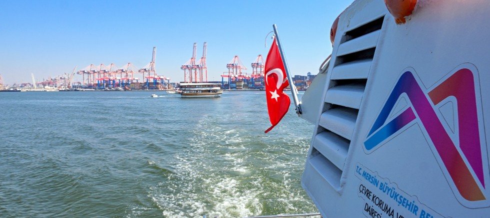BÜYÜKŞEHİR, YETKİSİ OLMAMASINA RAĞMEN DENİZ TEMİZLİĞİNİ SÜRDÜRÜYOR