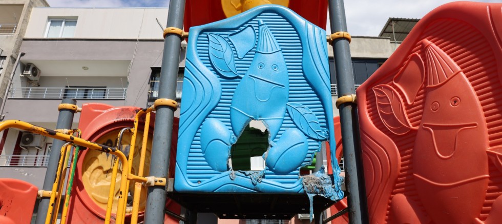 ÇOCUK PARKINA ÇİRKİN SALDIRI: OYUN GRUPLARI ATEŞE VERİLDİ