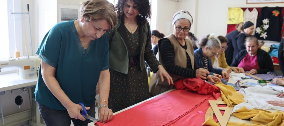 Kansere Karşı Makine Başında Mücadele Akdeniz Belediyesi Sanat Evleri Kadınlara Yaşam Sevinci Aşılıyor