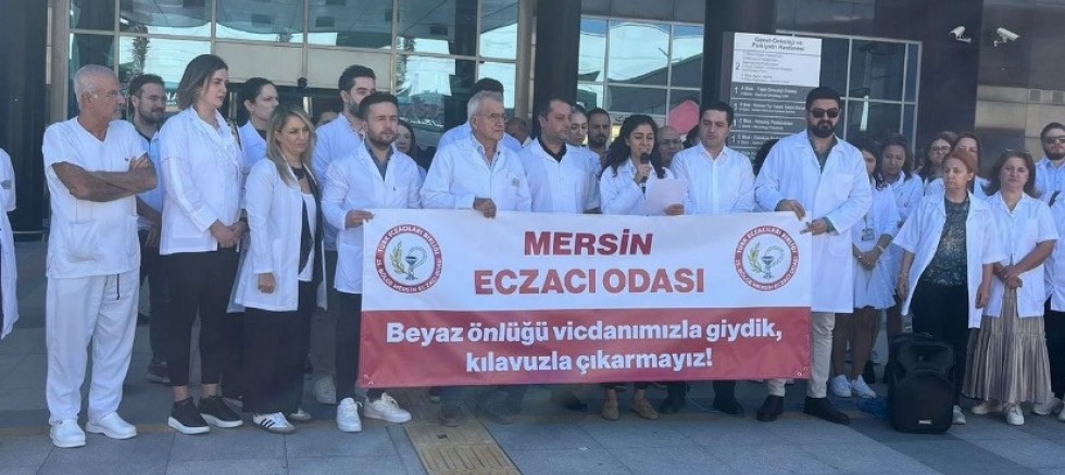 Mersin Eczacılar Odası’ndan beyaz önlük eylemi: “Beyaz önlüğümüzden vazgeçmeyeceğiz”