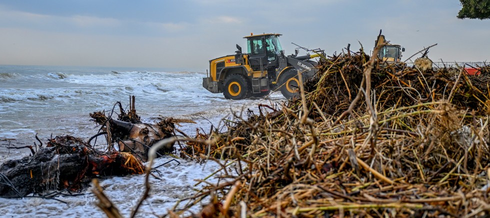 MERSİN SAHİLLERİNDE KIYIYA VURAN ATIKLAR TEMİZLENİYOR