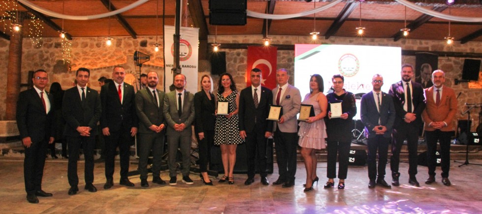 ÖMRÜNÜ ADALET MÜCADELESİNE ADAYAN AVUKATLARA ONUR PLAKETİ