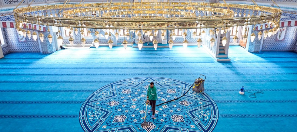 RAMAZAN AYI ÖNCESİNDE İBADETHANELERİN TEMİZLİĞİNDE YOĞUN MESAİ