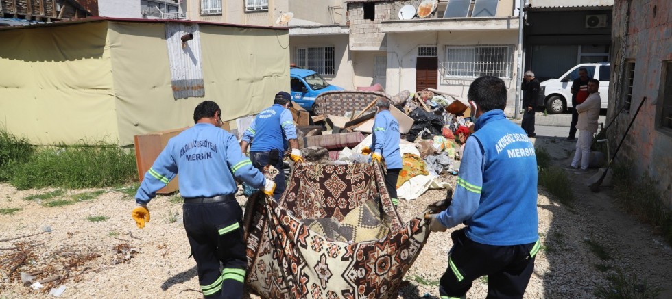 Sahiplerinin Yaşamını Yitirdiği Evden 1 Kamyon Çöp Çıkarıldı