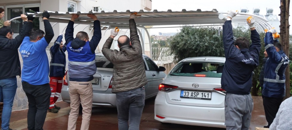 ŞİDDETLİ FIRTINA AĞAÇLARI DEVİRDİ