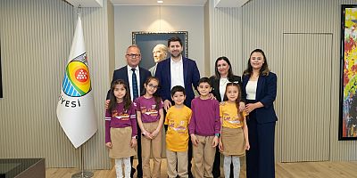 23 NİSAN’DA TARSUS’TA GELENEK SÜRDÜ: BAŞKAN ALİ BOLTAÇ KOLTUĞUNU ÇOCUKLARA DEVRETTİ