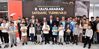 8. ULUSLARARASI SATRANÇ TURNUVASI’NDA SPORCULARA ÖDÜLLERİ VERİLDİ
