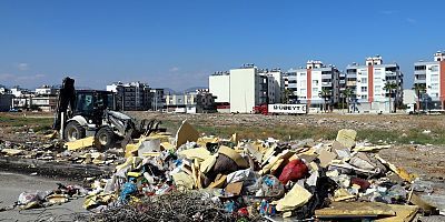 AKDENİZ BELEDİYESİ EKİPLERİ YİNE AYNI YERDEN TONLARCA ÇÖP, ATIK, MOLOZ VE HURDA TOPLADI