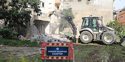 Akdeniz Belediyesi Metruk Binaları Kontrollü Şekilde Yıkıyor