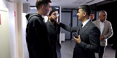 AKDENİZ BELEDİYESİ’NDEN GENÇLERE EĞİTİM DESTEĞİ: BAŞKAN V. ZEYİT ŞENER ETÜT MERKEZİ’NDE KAYNAK KİTAP SETLERİ DAĞITTI