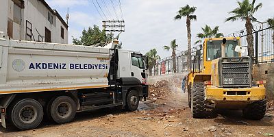 AKDENİZ’DE HER GÜN TONLARCA MOLOZ, HAFRİYAT VE MOBİLYA ATIĞI TOPLANIYOR