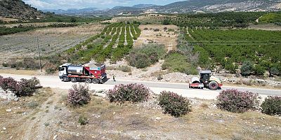 AKDENİZ'DE KIRSAL MAHALLELERE YOL DESTEĞİ SÜRÜYOR