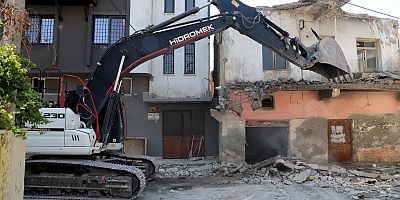 AKDENİZ’DE METRUK BİNALARIN YIKIMI SÜRÜYOR