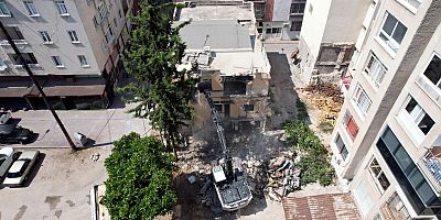 AKDENİZ’DE METRUK BİNALARLA MÜCADELE SÜRÜYOR