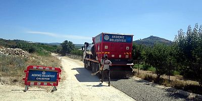AKDENİZ’DE SATHİ KAPLAMA ÇALIŞMALARI HIZ KAZANDI