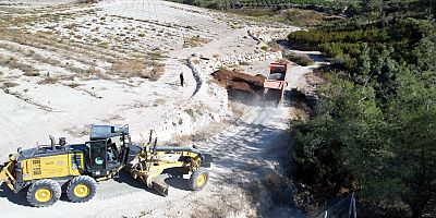 AKDENİZ’DE YENİ YOLLAR AÇILIYOR, BOZULAN YOLLAR YENİLENİYOR