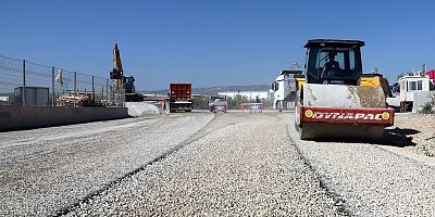 AKDENİZ’DE YENİ YOLLAR AÇILIYOR, MEVCUT YOLLAR YENİLENİYOR