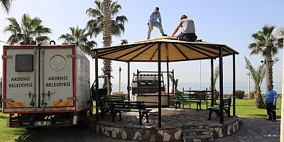 AKDENİZ’İN PARKLARINA USTA ELİ DEĞİYOR