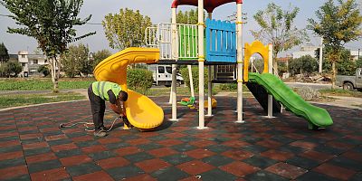 Akdeniz’in Parklarında Yenileme Çalışmaları Devam Ediyor