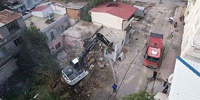 Akdenizde Ağır Hasarlı Binanın Kontrollü Yıkımı Gerçekleşti