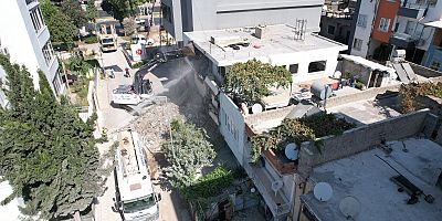 Akdenizde Can ve Mal Güvenliği Riski Oluşturan Metruk Yapılar Yıkılıyor