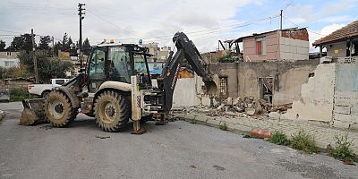 Akdenizde Mithatpaşa Mahallesindeki Metruk Bina Belediye Ekiplerince Yıkıldı