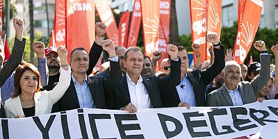 BAŞKAN SEÇER 1 MAYIS KORTEJİNDE EMEKÇİLERLE OMUZ OMUZA YÜRÜDÜ