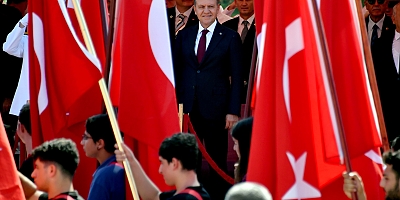 BAŞKAN SEÇER, MERSİNLİLERİN ZAFER BAYRAMI COŞKUSUNA ORTAK OLDU