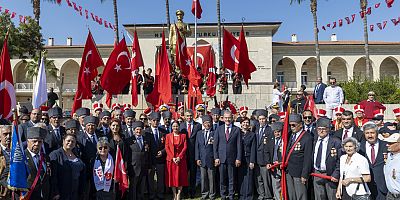BAŞKAN SEÇER VE MERAL SEÇER, ‘29 EKİM CUMHURİYET BAYRAMI’ KUTLAMALARINA KATILDI