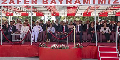 BAŞKAN SEÇER VE MERAL SEÇER, MERSİNLİLERİN ZAFER BAYRAMI COŞKUSUNA ORTAK OLDU