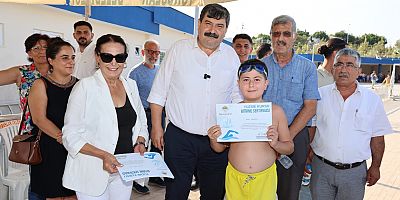 BAŞKAN YILDIZ, YÜZME KURSUNA KATILAN GENÇLERE SERTİFİKALARINI VERDİ