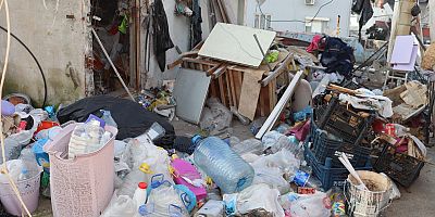 BİR EVDEN 10 KAMYON ÇÖP ÇIKTI