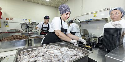 BÜYÜKŞEHİR’İN AŞHANELERİNDE TENCERELER PAYLAŞIM İÇİN KAYNIYOR