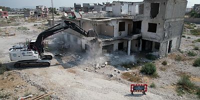 Çay Mahallesi'nde Terk Edilmiş 3 Katlı Yapının Yıkımı Tamamlandı