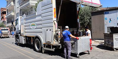 ÇÖP KONTEYNERLERİ YERİNDE YIKANIYOR