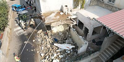 Gündoğdu Mahallesindeki Metruk Binanın Kontrollü Yıkımı Gerçekleşti