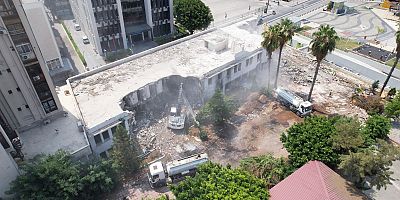 Mersin Öğretmenevinin Kontrollü Yıkımı Gerçekleşti