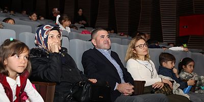 MEZİTLİ’DE DAHA ÖNCE TİYATRO İZLEMEMİŞ ÇOCUKLAR TİYATRO İLE BULUŞTURULDU