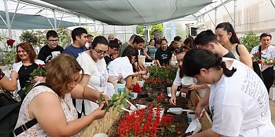 ÖZEL EĞİTİM ÖĞRENCİLERİ MECAZ CENNETTE ANNELERİ İÇİN ÇİÇEK DİKTİ