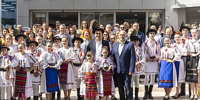 ROMANYA HALK DANSLARI TOPLULUĞU’NDAN SEÇER’E SÜRPRİZ