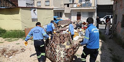 Sahiplerinin Yaşamını Yitirdiği Evden 1 Kamyon Çöp Çıkarıldı