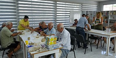 TARSUS BELEDİYESİ EMEKLİ EVİ’NDE DÜZENLENEN SERAMİK ATÖLYESİ RENKLİ ANLARA SAHNE OLDU